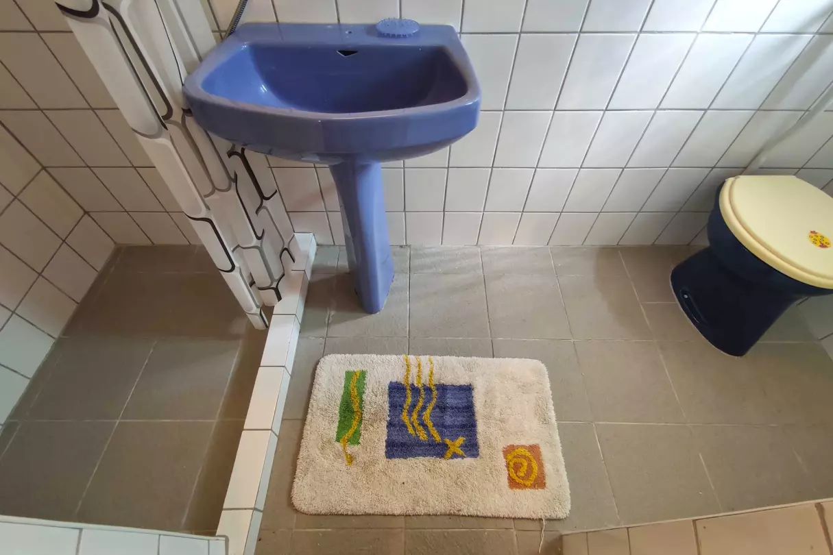 A tetőtéri fürdőszoba berendezési tárgyai: épített zuhanyozó,- mosdó,- WC