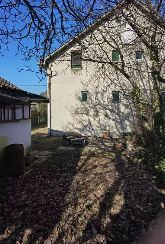 A főépület mögött van a különálló garázs, melynek mérete: 3,08 x 5,55 = 17,09 m2, falazata tégla, padlózata betonozott, tető hullámpala fedésű, villany be van vezetve.