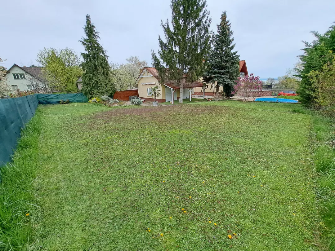 balatonszepezdi panorámás medencés ház - kert hátsó része