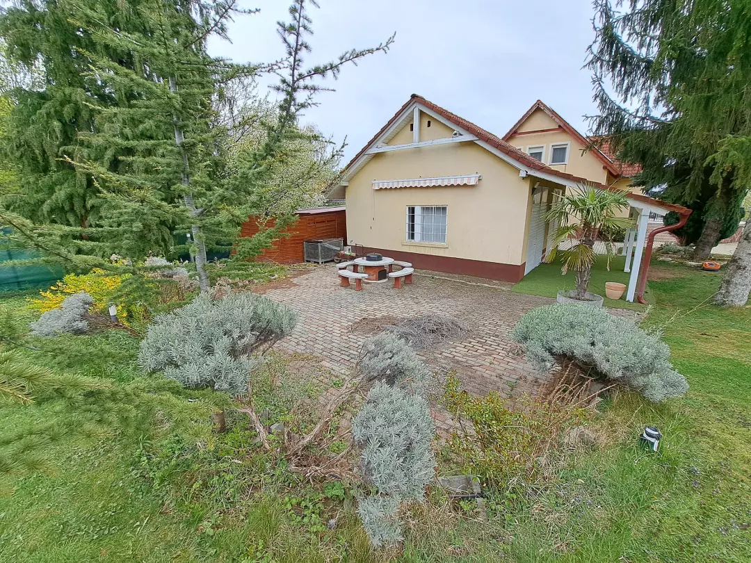 balatonszepezdi panorámás medencés ház - kisház és a mögötte lévő térkövezett rész