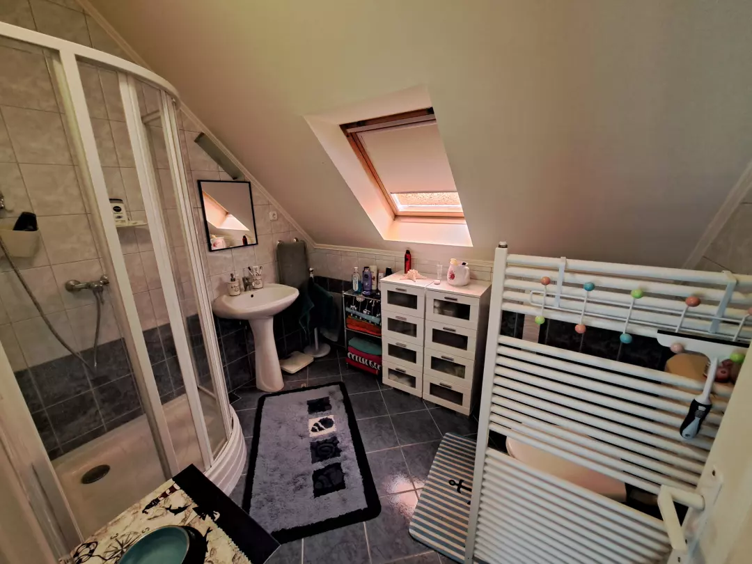 balatonszepezdi panorámás medencés ház - tetőtéri fürdőszoba