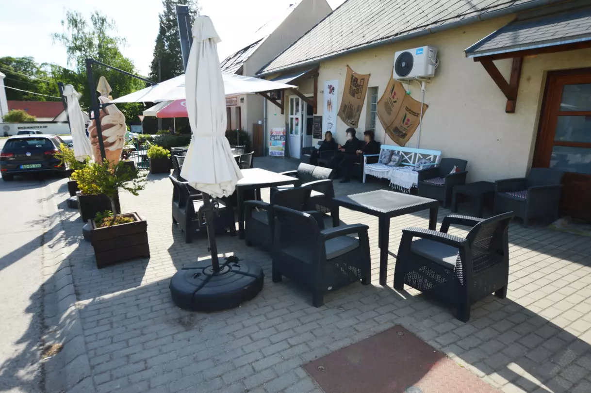 bakonyi kávéző lakással - terasz