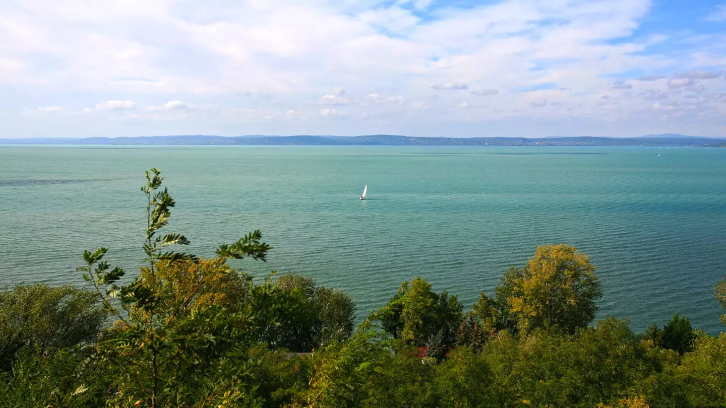 Balatonvilágoson, a balatoni panorámától 115 méterre családi ház eladó