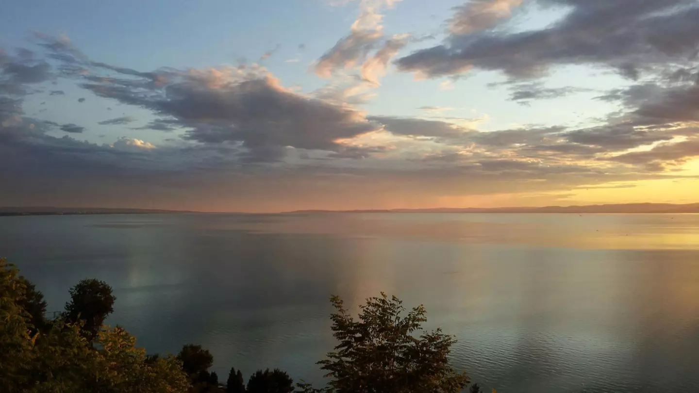 Ilyen balatoni panorámában gyönyörködhet