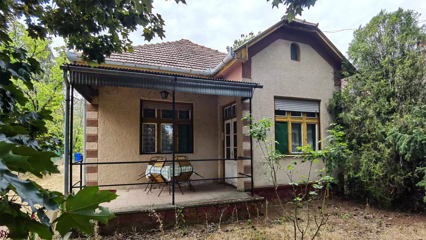 Állandóan itt lakhat és gazdálkodhat a 3538 m2-es telken.