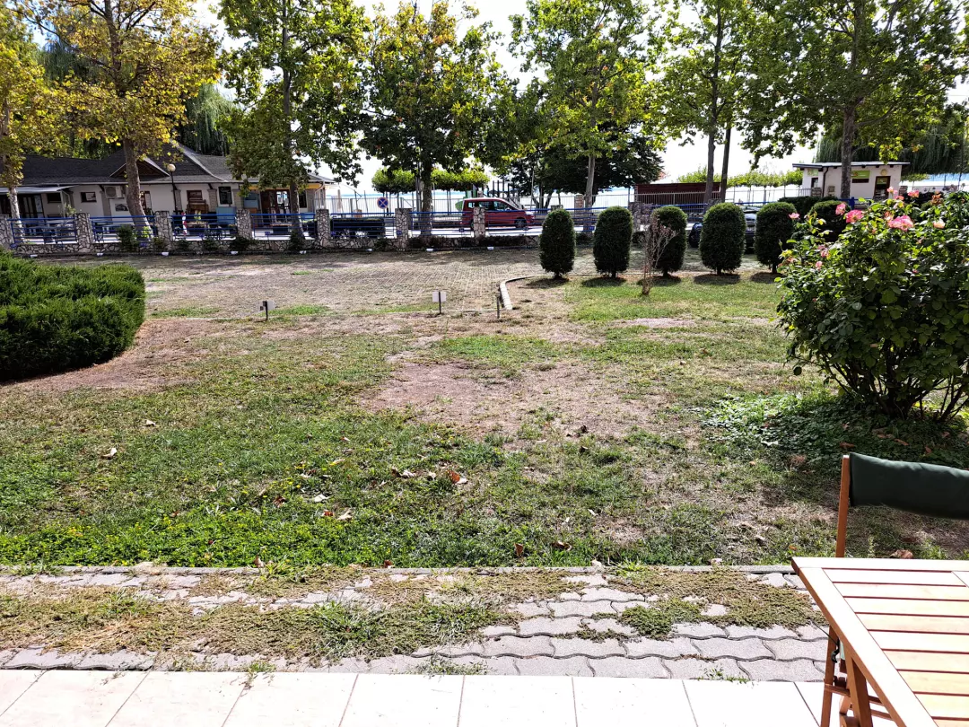 kilátás a kertre és a vízre a teraszról