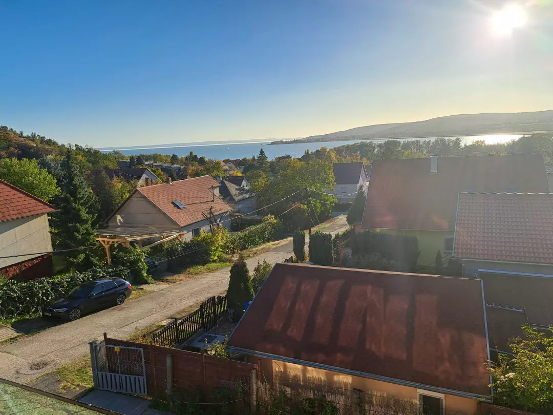 kilátás a tetőtéri szobából