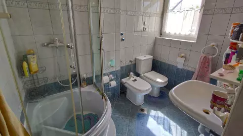 A földszinti fürdőszoba berendezési tárgyai: zuhanyozó,- mosdó,- WC,- Bidé