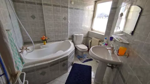 A képen, az emeleti fürdőszoba (sarokkád,- mosdó,- WC) látható