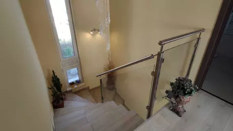 A lépcsőházi üvegkorlát exkluzív megjelenést biztosít, biztonsági edzett, átlátszó üvegből készült