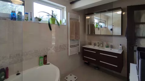 Az emeleti fürdőszoba szaniterei: dupla mosdó, Geberit WC és Ravak sarokkád, melyben a kádparavánnak köszönhetően zuhanyozni is lehet