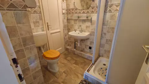 A képen a tetőtéri fürdőszoba (zuhanyozó, mosdó, WC) látszik. A padló- és oldalfalburkolat Olasz vízzáró burkolat. 