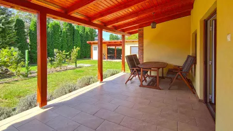 A 21,64 m2-es fedett, kertkapcsolatos teraszról lehet bemenni a nyaralóba. Az időjárástól védett teraszon kellemesen lehet  étkezni, beszélgetni, olvasgatni, üldögélni.