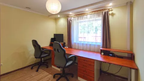 A képen, az egyik szoba látható, mely jelenleg irodaként van használva