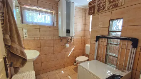 A kép, a fürdőszobát (zuhanyozó,- mosdó,- WC.) ábrázolja