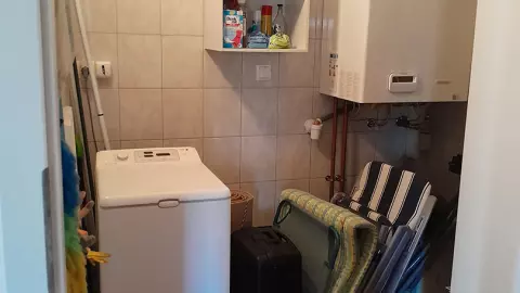 A háztartási helyiségben van a mosógép és a gázkazán
