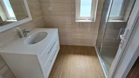 A kép, az emeleti fürdőszobát (zuhanyozó,- mosdó) ábrázolja