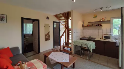A képen a konyha,- étkező, nappali látható a tetőtéri feljáró lépcsővel