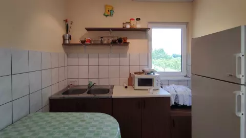 A képen, a konyha rész látható