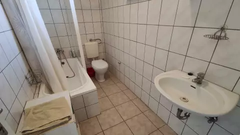 A képen, a fürdőszoba (zuhanyozó,- mosdó,- WC) látható