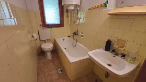 A képen, a földszinti fürdőszoba (kád,- mosdó,- WC.) látszik