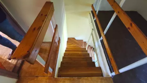 Ezen a lépcsőn lehet felmenni a tetőtérbe