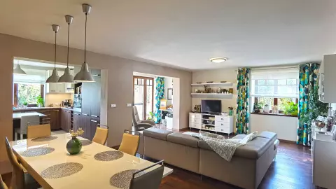 A képen a tágas, kényelmes használatot nyújtó konyha,- étkező,- nappali látszik