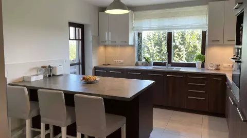 A képen, a modern konyha látszik a konyhaszigettel