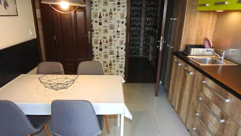 A kép, a szuterénben lévő kb. 40 m2-es apartman konyha,- étkezőjét ábrázolja