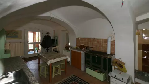 A sparheltben is lehet sütni-főzni és a cserépkályhával ebből a helyiségből lehet  fűteni a két hálószobát