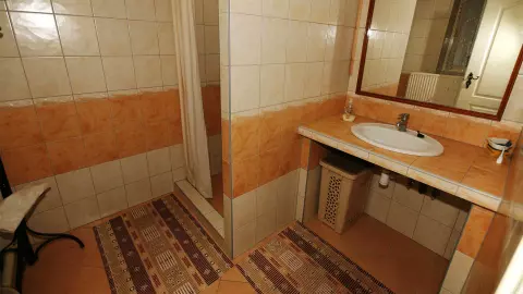 A képen, az egyik fürdőszoba (zuhanyozó,- mosdó) látszik