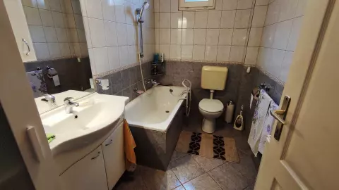 A földszinti hálószoba szomszédjában van a fürdőszoba (kád,- mosdó,- WC)
