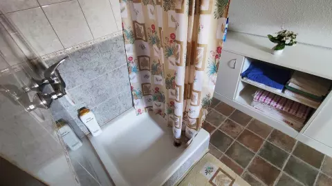 A kép, a tetőtéri fürdőszobát (zuhanyozó,- mosdó,- WC) ábrázolja