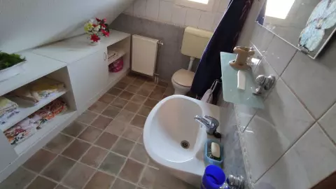 A természetes szellőztetésre az ablak szolgál. A fürdőszoba mellett található a külön helyiségben lévő illemhely (WC,- kézmosó). 