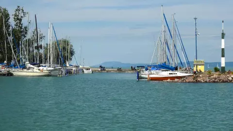 A képen a balatonföldvári kikötő látható