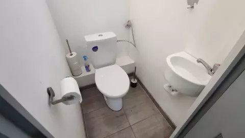 A képen, a földszinti külön helyiségben lévő illemhely (WC-, kézmosó) látszik