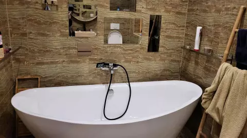 A 2 szobához tartozó fürdőszoba (szabadon álló kád, mosdó, WC) itt látható