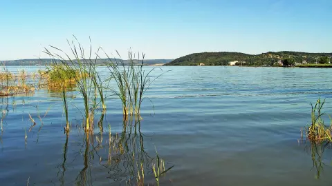 Vízparttól 60 méterre építési telek eladó.  A vízpart közelsége lehetővé teszi, hogy Ön a nap bármely szakában élvezze a Balaton nyújtotta vízi élményeket.