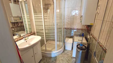 A fürdőszoba berendezési tárgyai: zuhanyozó-, mosdó