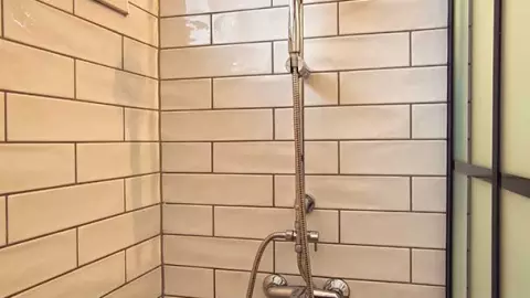 A képen a zuhanyozó látszik