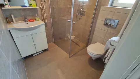 A fürdőszoba berendezési tárgyai: mosdó - zuhanyozó - WC