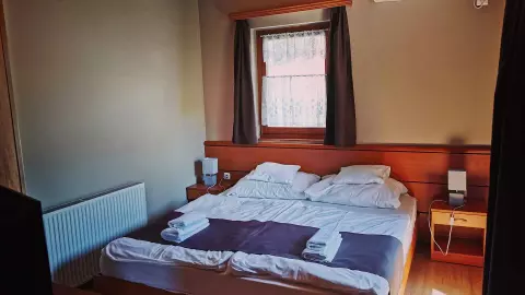A szobákban egyedileg készített bútorok vannak