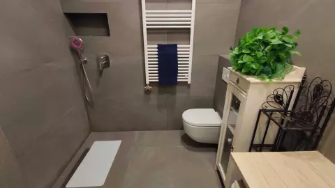 A WC csésze az oldalfali szerelőpanelre van felszerelve, előnye a légies megjelenés mellett az, hogy alatta könnyű a takarítás