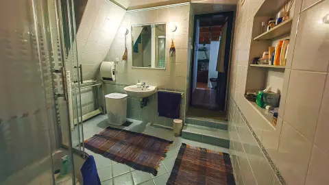 A földszinti fürdőszobából lehet tovább menni a lakókonyhába