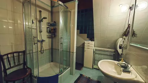 A képen a földszinti fürdőszoba (zuhanyozó,- mosdó,- WC) látható