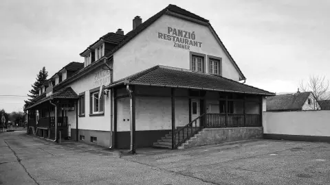 Teljes ellátást biztosító, panzió, melegkonyhás étteremmel, lakással eladó