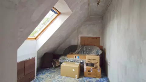 Tetőtéri egyik félkész hálószoba