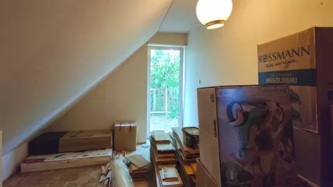 Tetőtéri másik félkész hálószoba