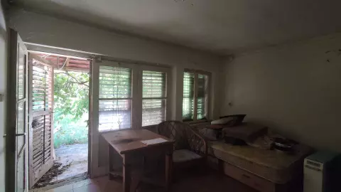 A 19,75 m2-es lakószoba közvetlenül kapcsolódik a fedett teraszhoz