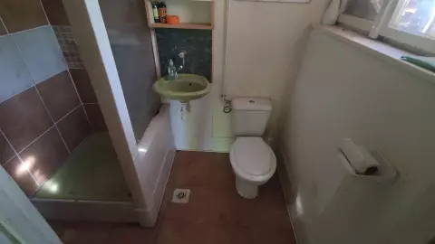 A képen a fürdőszoba látszik